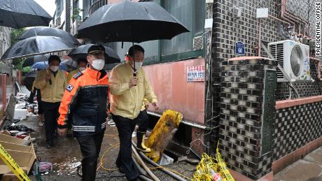 韓国のユン・ソクヨル大統領は、8月10日にソウル冠岳で家族が死亡した水浸しの半地下のアパートを訪れます.