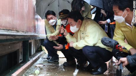 韓国のユン・ソクヨル大統領は8月10日、洪水で家族が死亡したソウルの冠岳の浸水した地下室を訪れている.