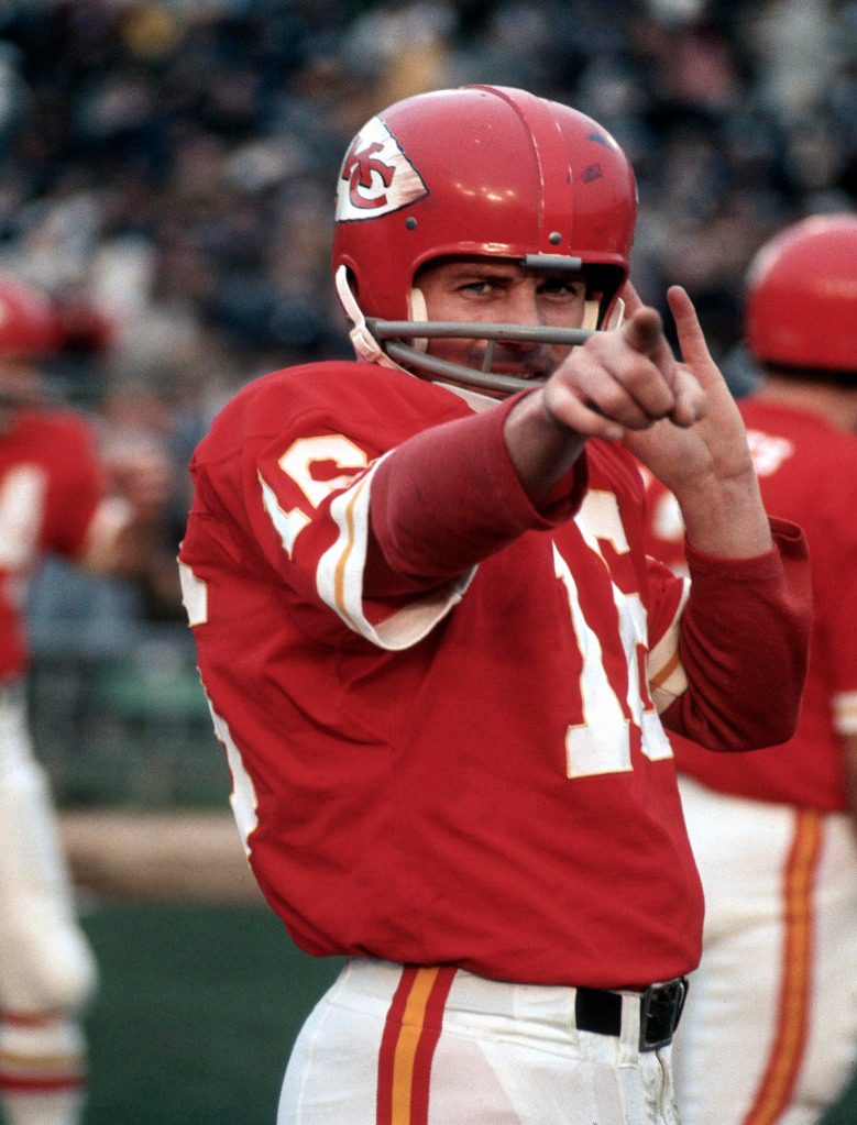 カンザスシティ チーフスのリン ドーソンは、カンザスシティで 1969 年の NFL フットボールの試合を観戦しています。