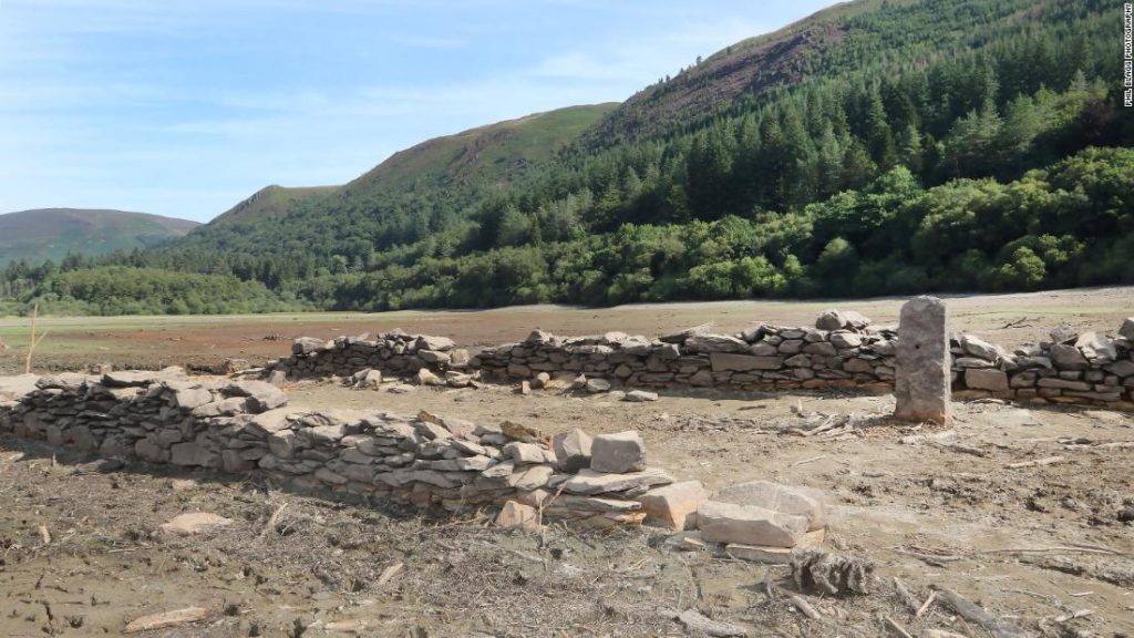 干ばつにより、19 世紀の貯水池に水没したウェールズの村が明らかになった