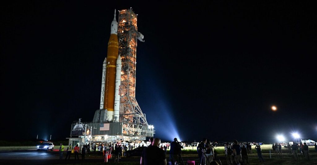 NASA のアルテミス ムーン ロケットが発射台に向けて離陸する様子をご覧ください