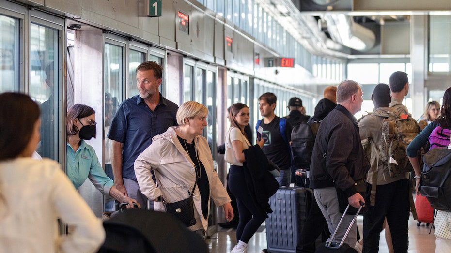ニューアーク空港でフライトの欠航に対処する乗客