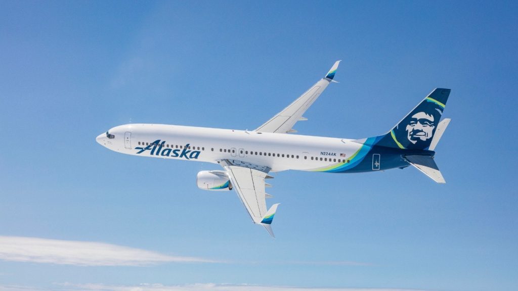 飛行機のプレートが壊れた後、アラスカ航空のフライトがシアトルに戻ります