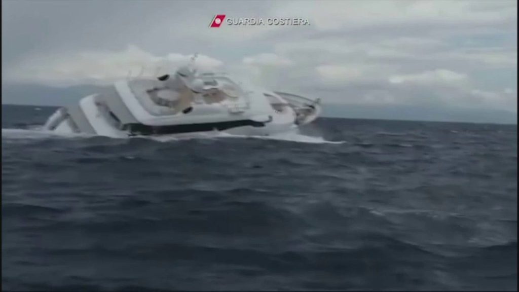 大型ヨットがイタリア沖で沈没、ビデオで撮影