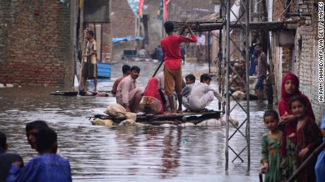 パキスタンでモンスーンの雨と洪水により 326 人の子供を含む 900 人以上が死亡