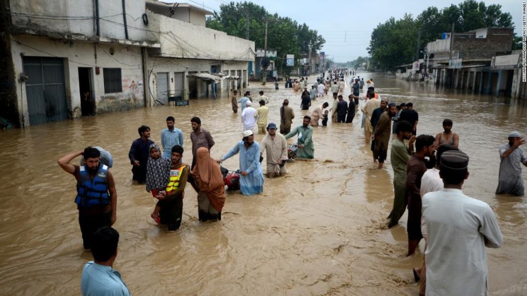 パキスタンの洪水: 1,000 人中数百人の子供が死亡