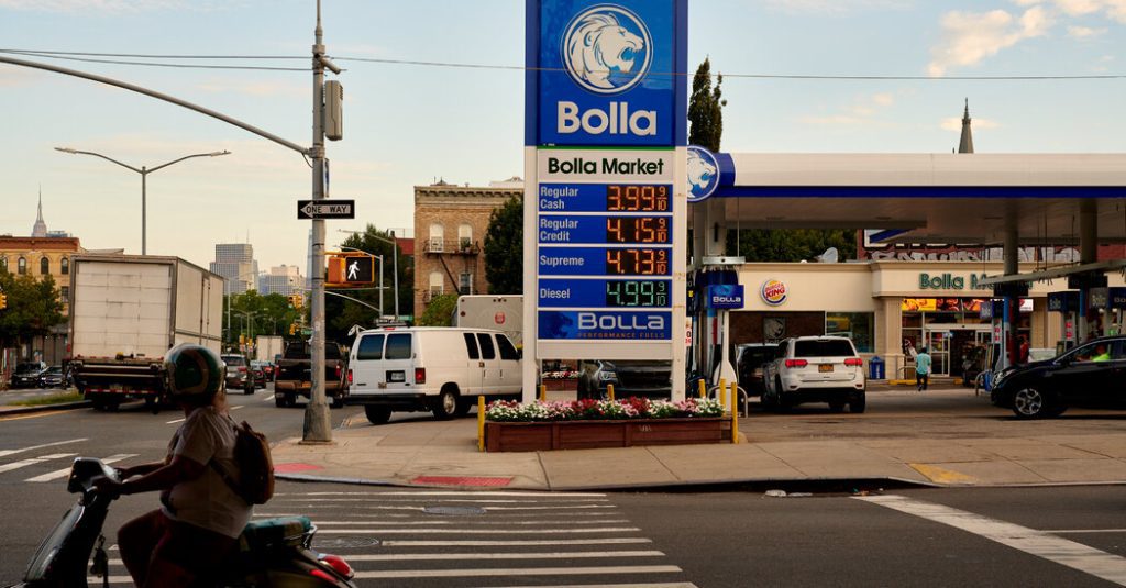 AAAによると、米国のガソリン価格は1ガロンあたり4ドルを下回る