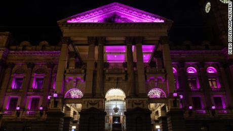 メルボルン市庁舎は 8 月 9 日にピンク色に染まります。