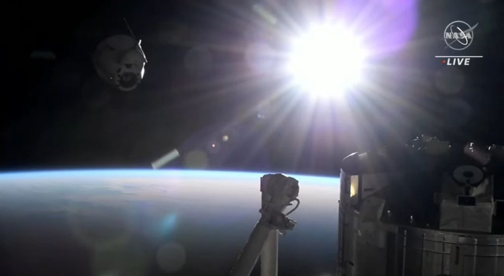 スペースXのドラゴンカーゴカプセルは、地球への帰りの旅で宇宙ステーションを離れます