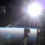 スペースXのドラゴンカーゴカプセルは、地球への帰りの旅で宇宙ステーションを離れます