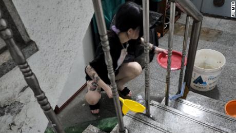 8月10日、韓国ソウルの浸水した地下アパートから水を汲む女性。