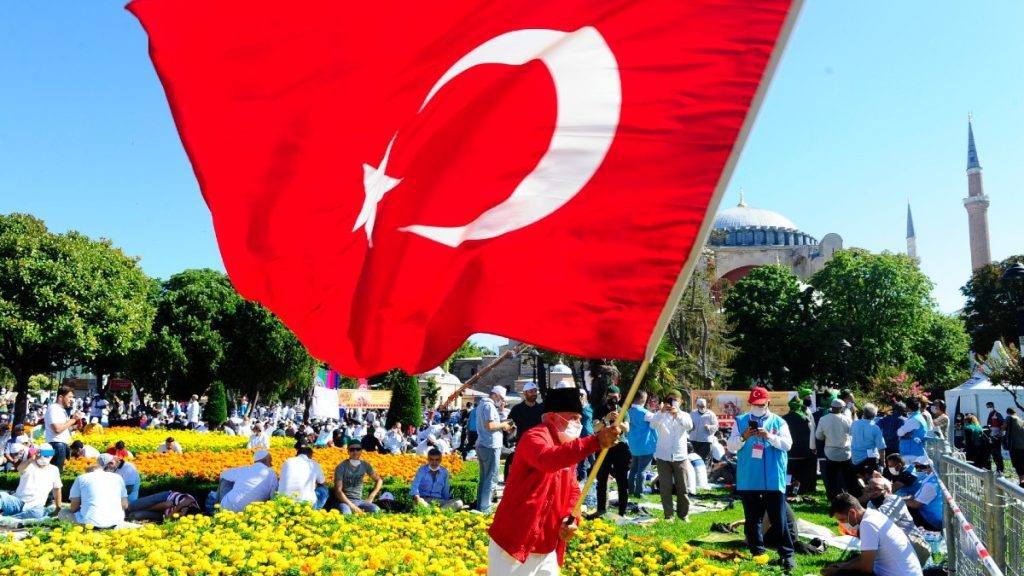 トルコの歌手Gulesenが宗教学校の閉鎖を理由に逮捕 | 宗教ニュース
