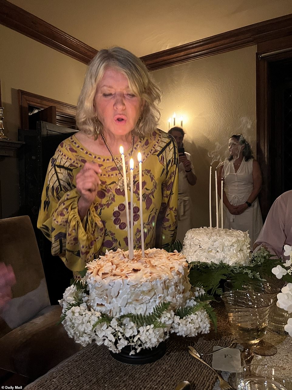 クリスマスのお祝い: マーサ スチュワートは、メイン州シール ハーバーの自宅で親友と 81 歳の誕生日を祝いました。
