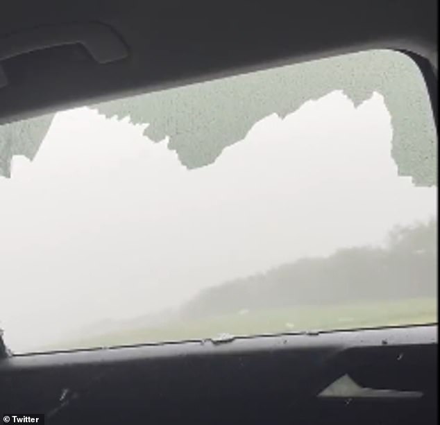 カナダのアルバータ州では、雷雨が過ぎ去ったときに雹が車の窓を割った。 ジブラン・マルケスは、月曜日に移動中の車が寒さに襲われた瞬間を捉えました
