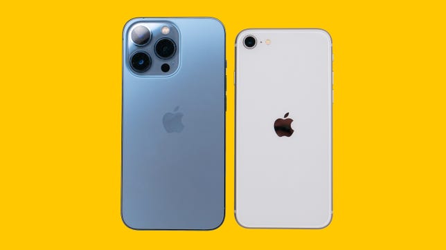 黄色の背景に iphone 13 pro と iphone se