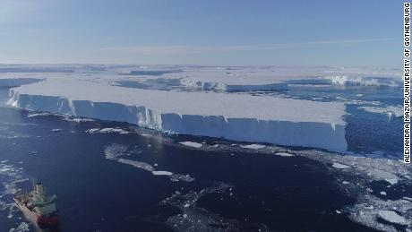米国南極プログラムの調査船ナサニエル B パーマーは、2019 年にスウェイツの東側棚氷付近で活動しています。