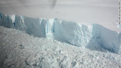 衛星画像は、世界最大の氷床が以前考えられていたよりも速く崩壊していることを示しています