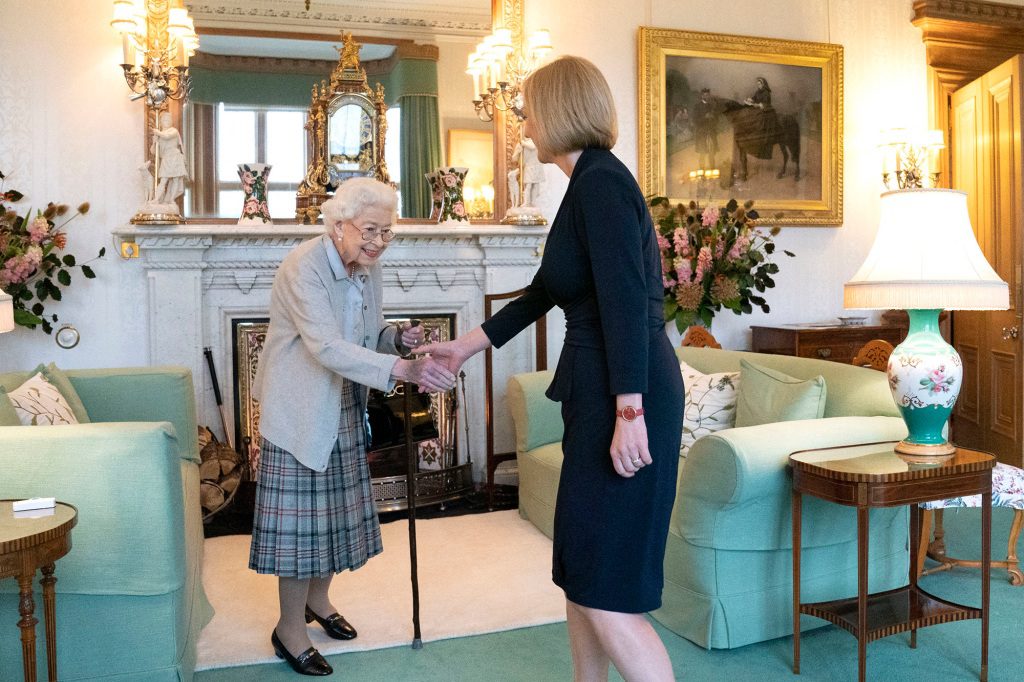 英国の女王エリザベス 2 世、保守党の新党首、英国首相に選出されたリズ トラス