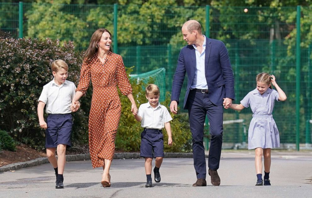 写真: 左から、イギリスのジョージ王子、ケイト ケンブリッジ公爵夫人、ルイ王子、ウィリアム王子、シャーロット王女は、2022 年 9 月 7 日、イギリスのアスコット近くのランブローク学校に午後の定住のために到着します。 