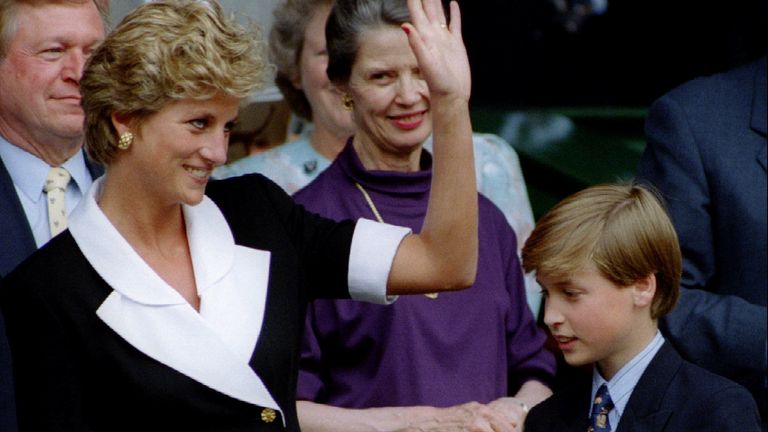 7 月 2 日の女子シングルス決勝の開始前に、息子のウィリアム王子と一緒にウィンブルドン セントラル コートに到着するウェールズ王女。