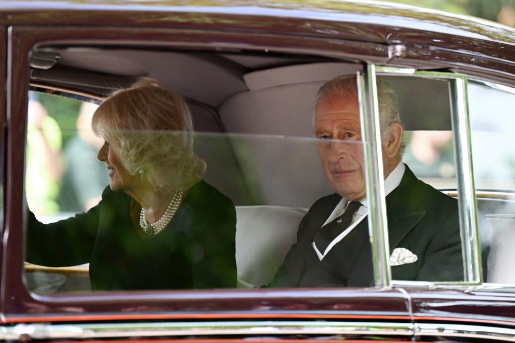 月曜日にクラレンス ハウスを出発するチャールズ 3 世国王とカミラ夫人。