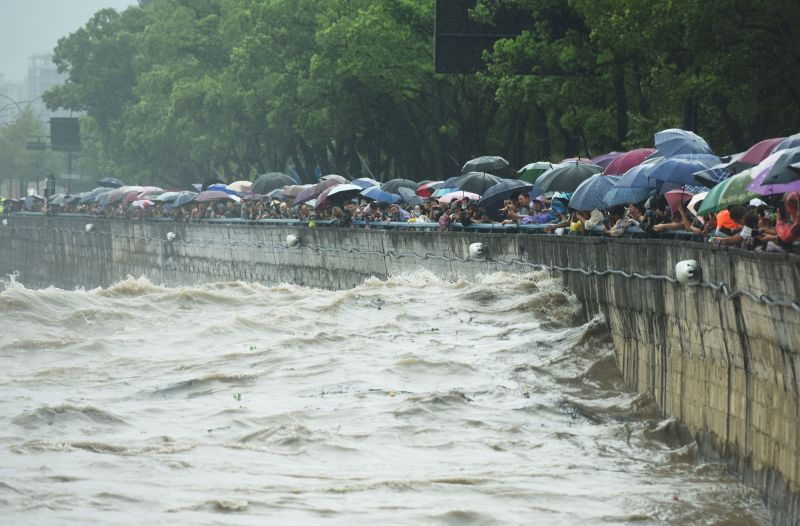 台風ムイファが上陸し、中国で数百万人が大雨と洪水に備える