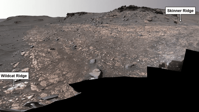 火星ジェゼロ クレーターのワイルドキャット リッジとスキナー リッジ。  NASA の Perseverance ローバーからの画像。 