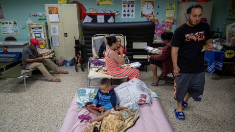 プエルトリコのグアヤニラにある公立学校の教室に避難する避難者たち。
