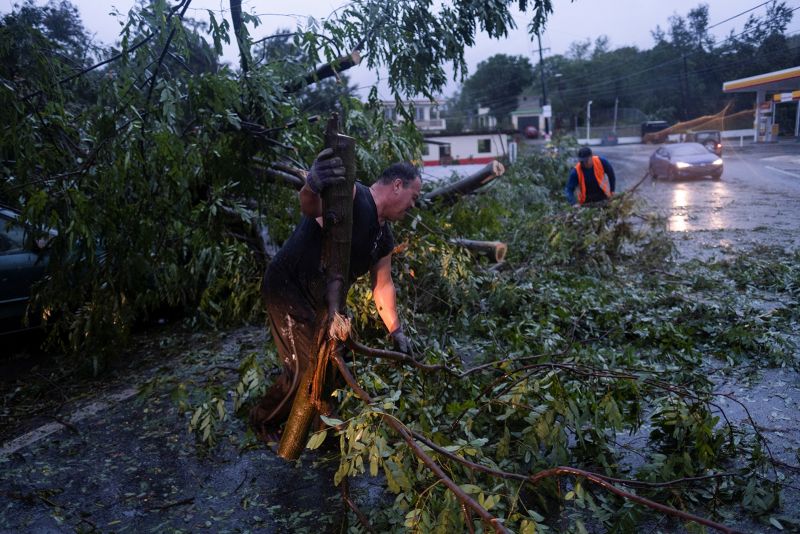 ハリケーン フィオナがドミニカ共和国に上陸し、プエルトリコの大部分がまだ停電している