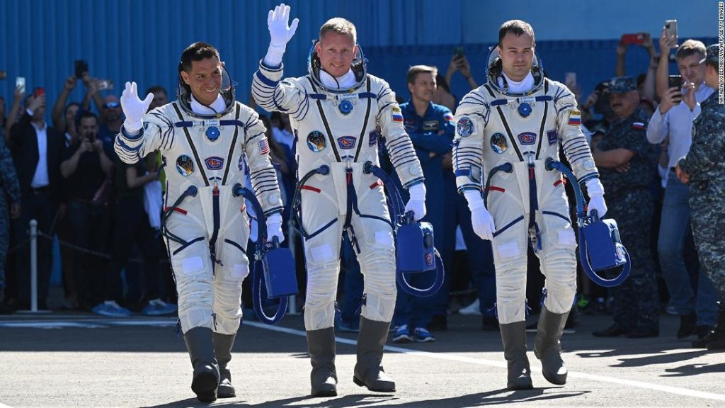 NASAの宇宙飛行士とロシアの宇宙飛行士が宇宙に飛び立つ