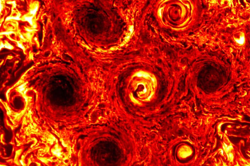 木星の両極に発生した謎のサイクロンに困惑する科学者たち