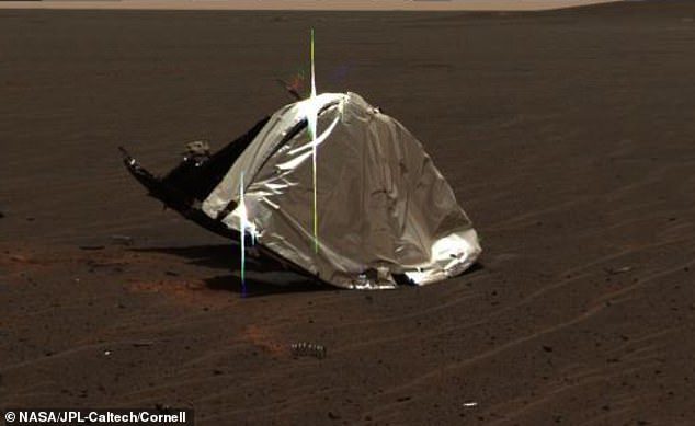 NASA のオポチュニティは現在、火星で死亡していますが、2004 年に、地球上に数マイルにわたって散らばった破片とともに、熱シールドの写真を送信しました。