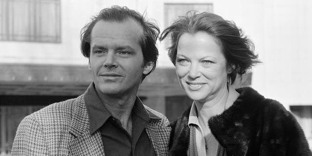 ジャック・ニコルソンとルイーズ・フレッチャーは、1976 年 2 月 9 日、新しい映画「カッコーの巣の上で」を宣伝するために、ドーチェスター ホテルの外でカメラマンにポーズをとっています。 