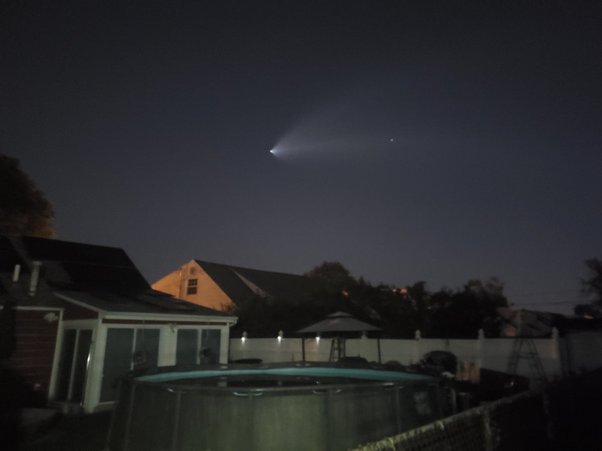 Cartart 上空を飛ぶ SpaceX Falcon 9 ロケットの蒸気跡。 画像提供: News 12 New Jersey の視聴者、Joanne Best Pollman。