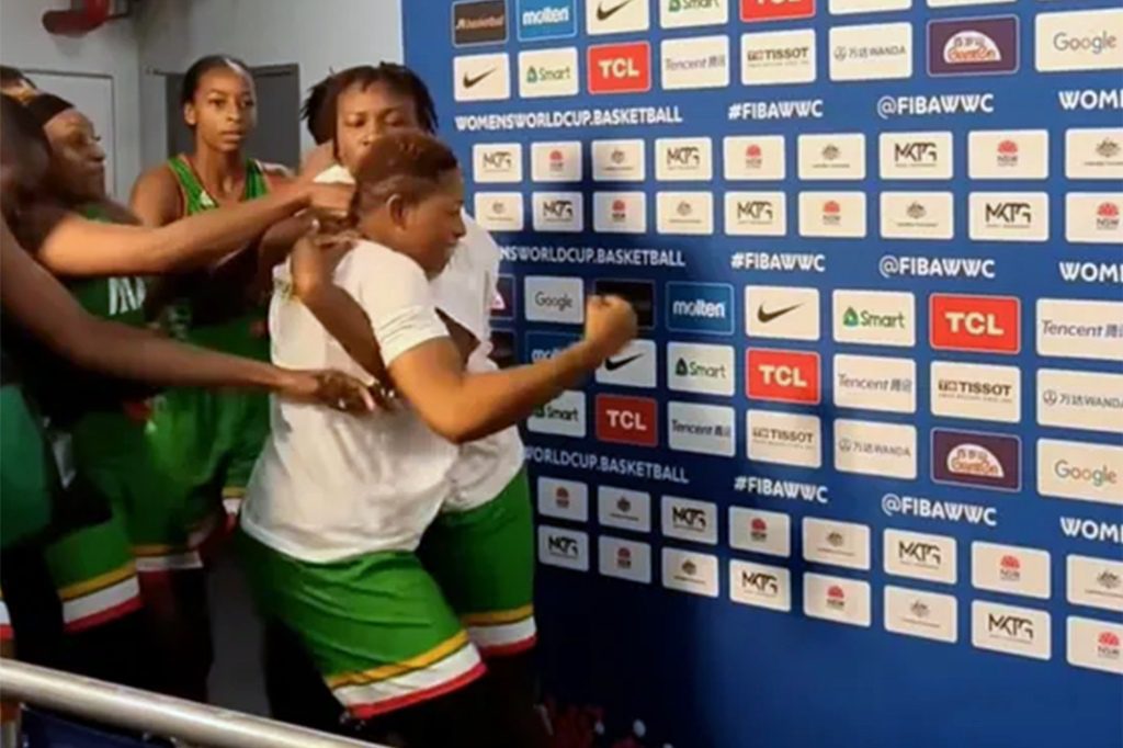 シドニーで開催された女子バスケットボール ワールド カップで、プレス エリアを攻撃する 2 人のマリの選手。