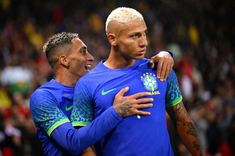 リシャリソン: ブラジルのストライカーは、フランスでチュニジアに 5 対 1 で勝利した試合で、ファンがバナナを彼に投げつけたため、人種的に虐待されました