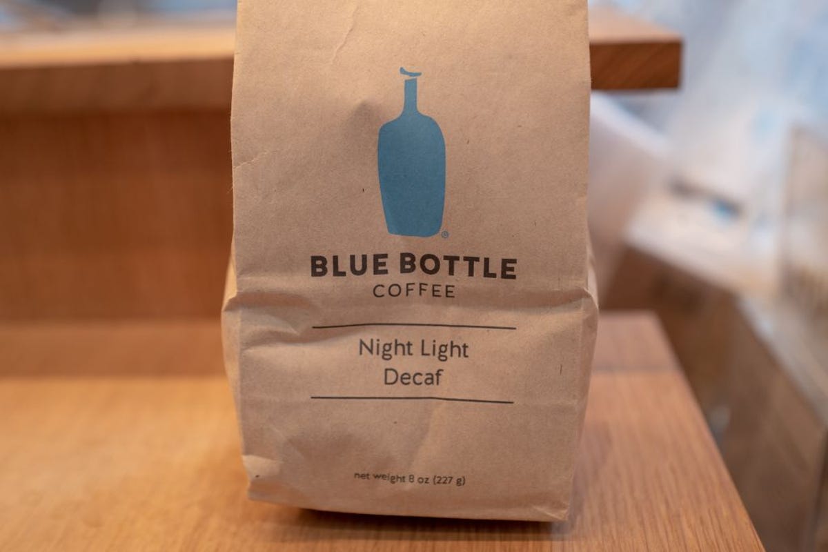 青いボトルのコーヒーバッグ