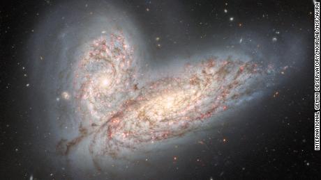 衝突する銀河の新しい画像は、天の川の運命を示しています