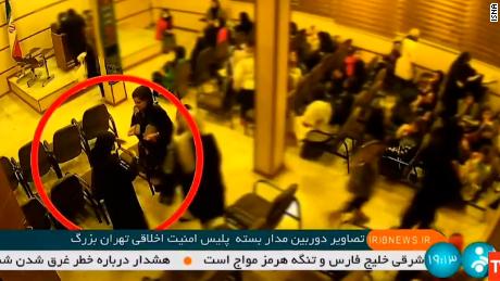 イランの警察は、抗議者が街頭に繰り出す中、メサ・アミニの死は不幸であると言います