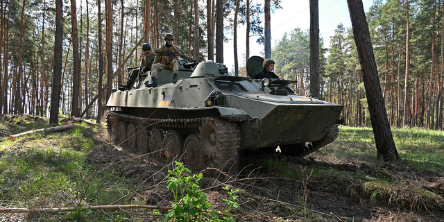 4月30日、ハリコフからそう遠くない場所で機動中、装甲兵員輸送車に乗っているウクライナ兵。
