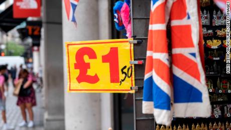 英国経済が低迷する中、ポンドは37年ぶりの安値を記録