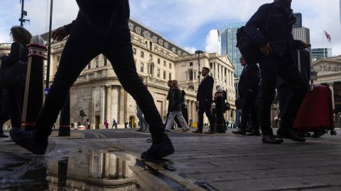 イングランド銀行は今週、英国の資産に対する信頼を回復するために債券市場に介入しました。 