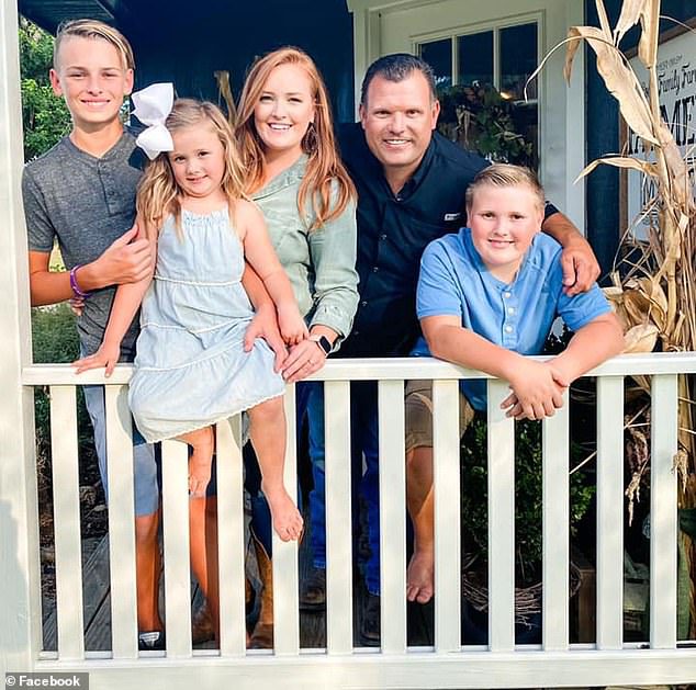 夫と幼い子供たちと一緒に写真を撮られているグーチは、悪霊がテキサス州の家に持ち込まれるのではないかと恐れ、過去 5 年間ハロウィーンを祝っていません。