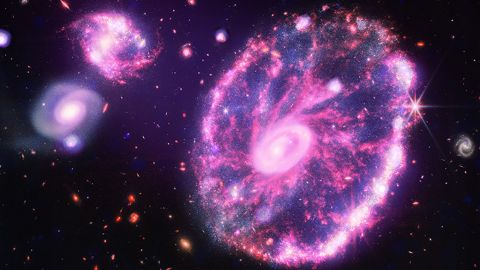チャンドラの X 線データは、カートウェル ホイール銀河の Webb 望遠鏡画像のフレアに寄与しました。