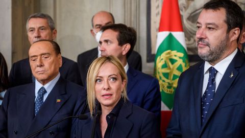 シルヴィオ・ベルルスコーニ (左) とマッテオ・サルヴィーニ (右) は、近代史上最も極右的な政府の 1 つとなるメローニ政権の一員になると予想されています。 