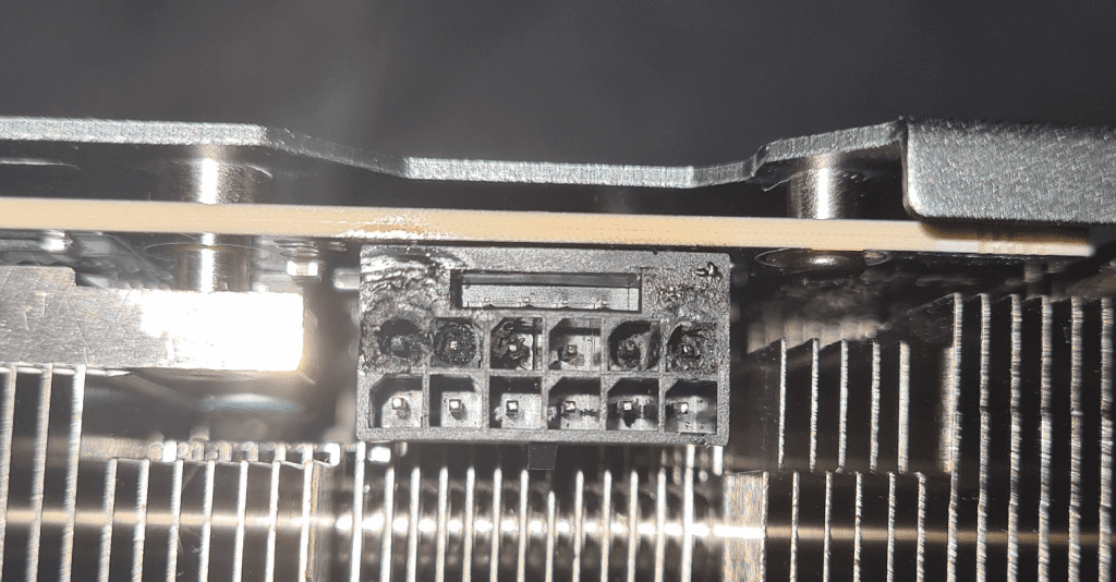 GeForce RTX 4090 グラフィックス カードの 16 ピン NVIDIA コネクタが燃えて、ケーブルとソケットが溶ける