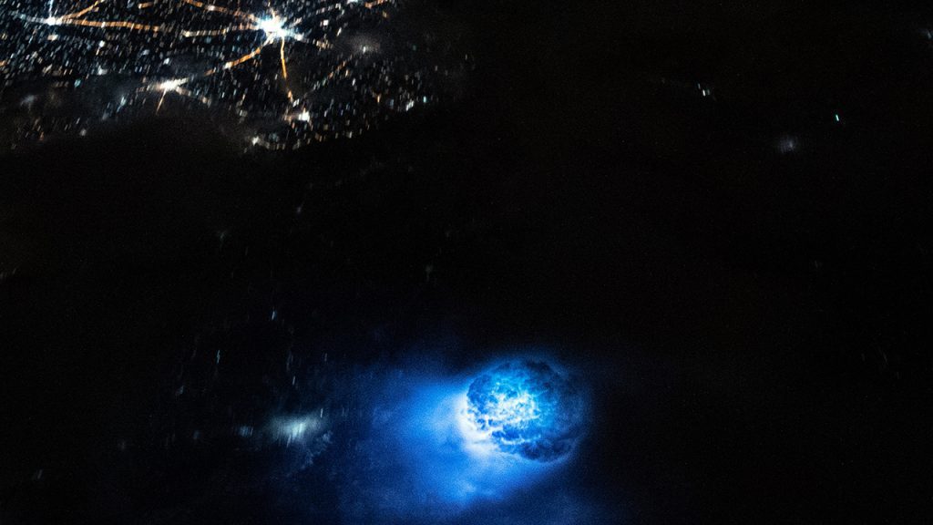 国際宇宙ステーションの宇宙飛行士が、地球上空に浮かぶまばゆいばかりの青い球体の写真を撮る