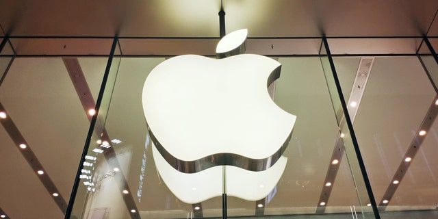 上海、中国 - 2022 年 10 月 13 日 - 顧客は、2022 年 10 月 13 日、中国の上海にある Apple Inc の旗艦店で、新しい iPhone 14 シリーズのスマートフォンを楽しんでいます. 