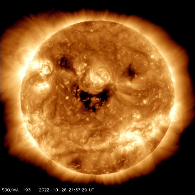 NASA が「微笑む」太陽の写真を撮ります。 見た目ほど可愛くない。