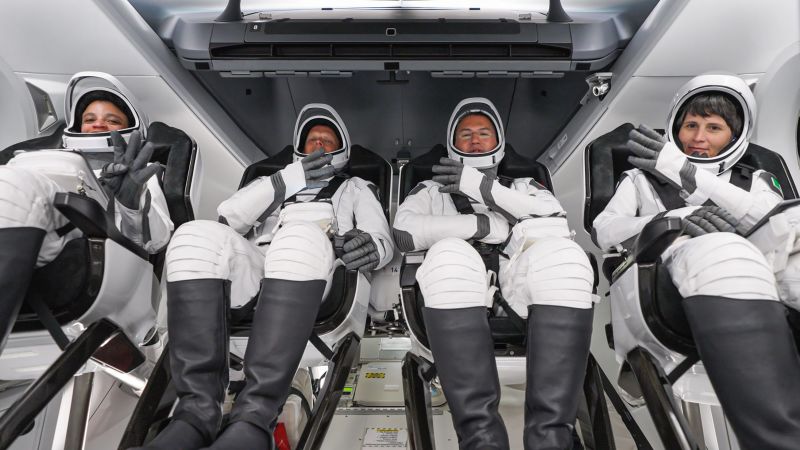 NASAの宇宙飛行士がSpaceXのカプセルに乗って宇宙ステーションから帰還するのが天候のために遅れた
